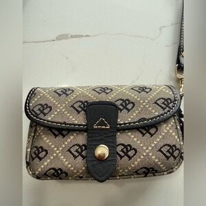 EUC! Vintage Dooney & Bourke wristlet!